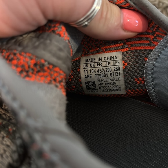 adidas Yeezy Boost 350 V2 - Picture 4 of 7
